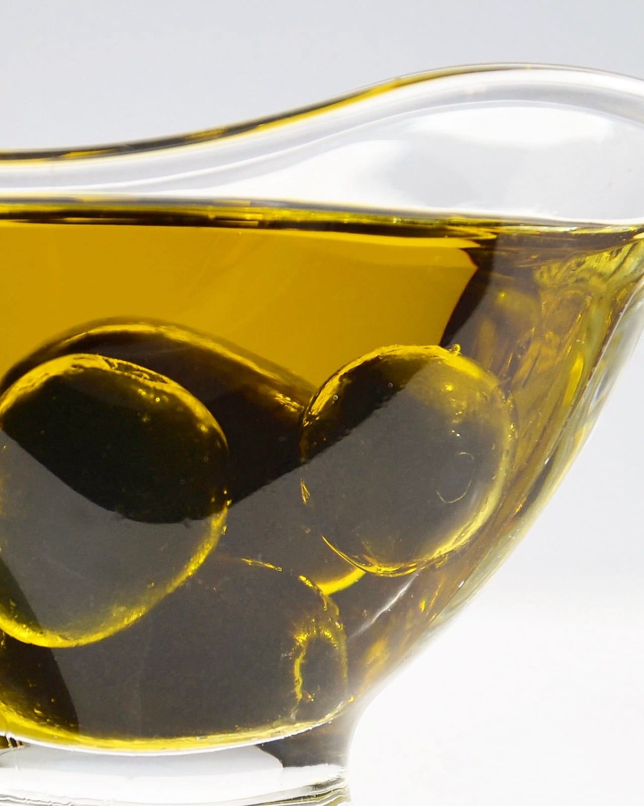 Ελιές Κορωνέικης σε χρυσαφένιο ελαιόλαδο — η βασίλισσα των ελληνικών ποικιλιών